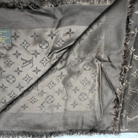 Louis Vuitton Authentic Monogram Shawl - Picture 5 of 10